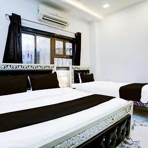 Super Hotel O Khar East Near Railway Station